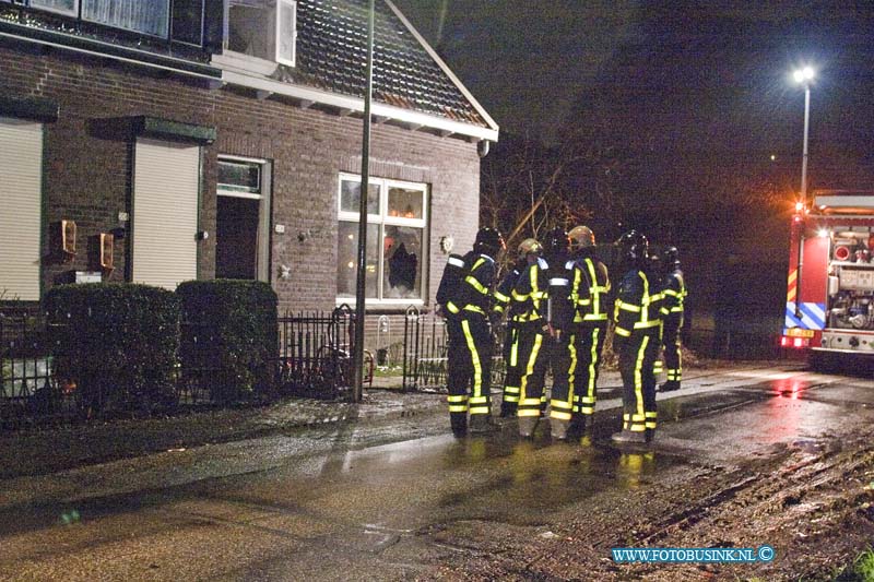 13010105.jpg - FOTOOPDRACHT:Dordrecht:01-01-2013:Op de zuidendijk 230 heeft een Vuurpijl een compleet voorzijde van een woonhius vernietig. De brandweer had grote moeite om de woning te blussen. Deze digitale foto blijft eigendom van FOTOPERSBURO BUSINK. Wij hanteren de voorwaarden van het N.V.F. en N.V.J. Gebruik van deze foto impliceert dat u bekend bent  en akkoord gaat met deze voorwaarden bij publicatie.EB/ETIENNE BUSINK