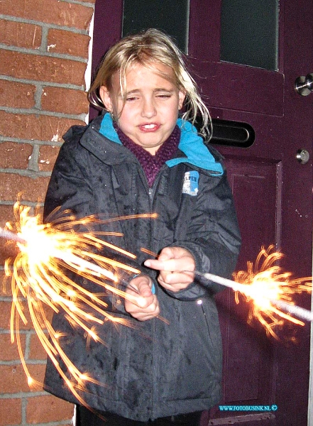 13010106.jpg - FOTOOPDRACHT:Dordrecht:01-01-2013:Op de foto Isabella met haar sterretjesVeel vuurwerk door harde wind slecht zichtbaar, maar ondanks dat werd er ook in de bloemenbuurt nieuw krispijn vol op vuurwerk afgestoken.Deze digitale foto blijft eigendom van FOTOPERSBURO BUSINK. Wij hanteren de voorwaarden van het N.V.F. en N.V.J. Gebruik van deze foto impliceert dat u bekend bent  en akkoord gaat met deze voorwaarden bij publicatie.EB/ETIENNE BUSINK