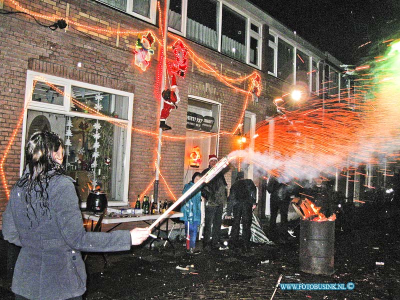 13010107.jpg - FOTOOPDRACHT:Dordrecht:01-01-2013:Veel vuurwerk door harde wind slecht zichtbaar, maar ondanks dat werd er ook in de bloemenbuurt nieuw krispijn vol op vuurwerk afgestoken.Deze digitale foto blijft eigendom van FOTOPERSBURO BUSINK. Wij hanteren de voorwaarden van het N.V.F. en N.V.J. Gebruik van deze foto impliceert dat u bekend bent  en akkoord gaat met deze voorwaarden bij publicatie.EB/ETIENNE BUSINK