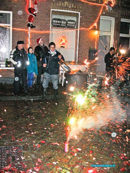 13010108.jpg - FOTOOPDRACHT:Dordrecht:01-01-2013:Veel vuurwerk door harde wind slecht zichtbaar, maar ondanks dat werd er ook in de bloemenbuurt nieuw krispijn vol op vuurwerk afgestoken.Deze digitale foto blijft eigendom van FOTOPERSBURO BUSINK. Wij hanteren de voorwaarden van het N.V.F. en N.V.J. Gebruik van deze foto impliceert dat u bekend bent  en akkoord gaat met deze voorwaarden bij publicatie.EB/ETIENNE BUSINK