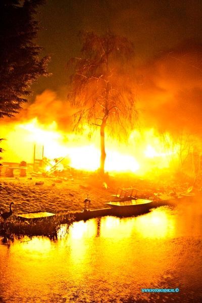 13010109.jpg - FOTOOPDRACHT:Dordrecht:01-01-2013:Een uitslaande brand in een schuur en een woning caravan aan het van Romboutsplantsoen, heeft nieuwjaars nacht grote schade aangericht.de schuur en deel van de caravan moeten als verloren beschouwd worden. De brandweer was geruime tijd bezig de brand onder controle te krijgen.Deze digitale foto blijft eigendom van FOTOPERSBURO BUSINK. Wij hanteren de voorwaarden van het N.V.F. en N.V.J. Gebruik van deze foto impliceert dat u bekend bent  en akkoord gaat met deze voorwaarden bij publicatie.EB/ETIENNE BUSINK