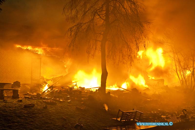 13010110.jpg - FOTOOPDRACHT:Dordrecht:01-01-2013:Een uitslaande brand in een schuur en een woning caravan aan het van Romboutsplantsoen, heeft nieuwjaars nacht grote schade aangericht.de schuur en deel van de caravan moeten als verloren beschouwd worden. De brandweer was geruime tijd bezig de brand onder controle te krijgen.Deze digitale foto blijft eigendom van FOTOPERSBURO BUSINK. Wij hanteren de voorwaarden van het N.V.F. en N.V.J. Gebruik van deze foto impliceert dat u bekend bent  en akkoord gaat met deze voorwaarden bij publicatie.EB/ETIENNE BUSINK