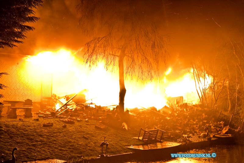 13010111.jpg - FOTOOPDRACHT:Dordrecht:01-01-2013:Een uitslaande brand in een schuur en een woning caravan aan het van Romboutsplantsoen, heeft nieuwjaars nacht grote schade aangericht.de schuur en deel van de caravan moeten als verloren beschouwd worden. De brandweer was geruime tijd bezig de brand onder controle te krijgen.Deze digitale foto blijft eigendom van FOTOPERSBURO BUSINK. Wij hanteren de voorwaarden van het N.V.F. en N.V.J. Gebruik van deze foto impliceert dat u bekend bent  en akkoord gaat met deze voorwaarden bij publicatie.EB/ETIENNE BUSINK