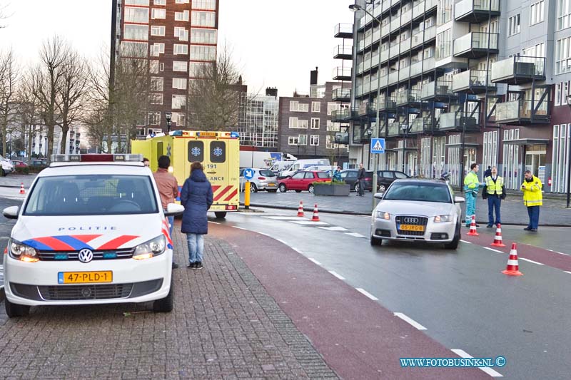 13010201.jpg - FOTOOPDRACHT:Dordrecht:02-01-2013:Aanrijding tussen een auto en een fietser. Dat gebeurde op de kruising MH Trompweg en Kinsbergenstraat. Een gewonde is door de ambulance naar het ziekenhuis gebrachtDeze digitale foto blijft eigendom van FOTOPERSBURO BUSINK. Wij hanteren de voorwaarden van het N.V.F. en N.V.J. Gebruik van deze foto impliceert dat u bekend bent  en akkoord gaat met deze voorwaarden bij publicatie.EB/ETIENNE BUSINK