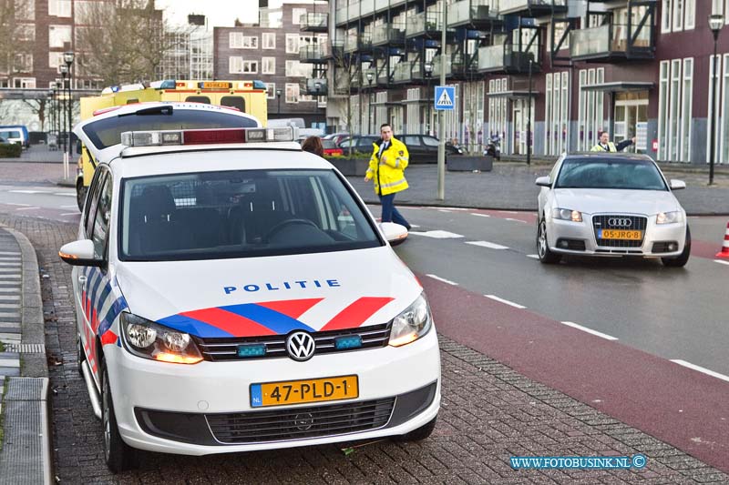 13010202.jpg - FOTOOPDRACHT:Dordrecht:02-01-2013:Aanrijding tussen een auto en een fietser. Dat gebeurde op de kruising MH Trompweg en Kinsbergenstraat. Een gewonde is door de ambulance naar het ziekenhuis gebrachtDeze digitale foto blijft eigendom van FOTOPERSBURO BUSINK. Wij hanteren de voorwaarden van het N.V.F. en N.V.J. Gebruik van deze foto impliceert dat u bekend bent  en akkoord gaat met deze voorwaarden bij publicatie.EB/ETIENNE BUSINK