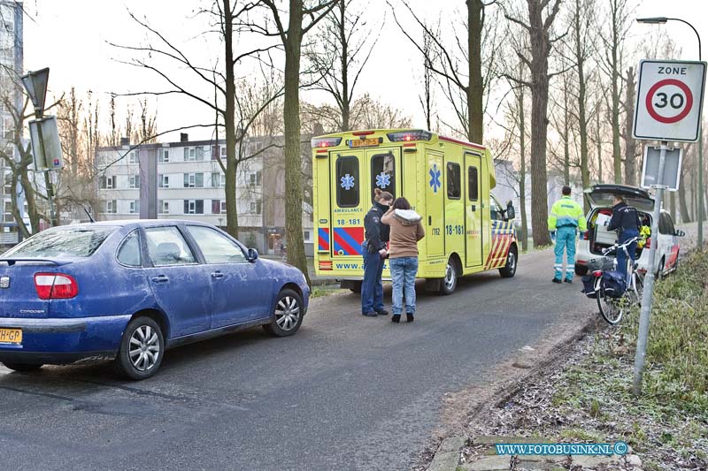 13011401.jpg - FOTOOPDRACHT:Dordrecht:14-01-2013:Op de kruising zuidendijk / savornin lohnman weg dordrecht gebeurde vanmorgen 2 een ongeval binnen 1 uur. Het eerste ongeval was tussen bromscooter en een meisje op de fiets zijn raakte lichtgewond en werd terplaatse behandeld. De 2e aanrijding ( foto) was tussen een auto en een fietser deze rolde van de dijk en werdt door ambulance personeel naar een ziekenhuis vervoerd. De politie was nog terplaatse van wegen het eerste ongeval.Deze digitale foto blijft eigendom van FOTOPERSBURO BUSINK. Wij hanteren de voorwaarden van het N.V.F. en N.V.J. Gebruik van deze foto impliceert dat u bekend bent  en akkoord gaat met deze voorwaarden bij publicatie.EB/ETIENNE BUSINK