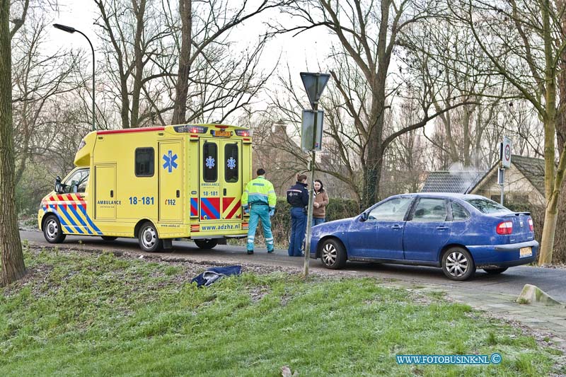 13011402.jpg - FOTOOPDRACHT:Dordrecht:14-01-2013:Op de kruising zuidendijk / savornin lohnman weg dordrecht gebeurde vanmorgen 2 een ongeval binnen 1 uur. Het eerste ongeval was tussen bromscooter en een meisje op de fiets zijn raakte lichtgewond en werd terplaatse behandeld. De 2e aanrijding ( foto) was tussen een auto en een fietser deze rolde van de dijk en werdt door ambulance personeel naar een ziekenhuis vervoerd. De politie was nog terplaatse van wegen het eerste ongeval.Deze digitale foto blijft eigendom van FOTOPERSBURO BUSINK. Wij hanteren de voorwaarden van het N.V.F. en N.V.J. Gebruik van deze foto impliceert dat u bekend bent  en akkoord gaat met deze voorwaarden bij publicatie.EB/ETIENNE BUSINK