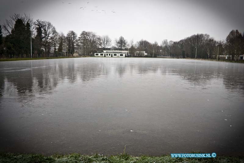 13011404.jpg - FOTOOPDRACHT:Dordrecht:14-01-2013:Dubbeldam de ijsbaan is er al helemaal klaar voor, ze hopen met nog een paar nachtjes vorst, vele schaatsers te kunnen laten genieten van eindelijk ijs.Deze digitale foto blijft eigendom van FOTOPERSBURO BUSINK. Wij hanteren de voorwaarden van het N.V.F. en N.V.J. Gebruik van deze foto impliceert dat u bekend bent  en akkoord gaat met deze voorwaarden bij publicatie.EB/ETIENNE BUSINK