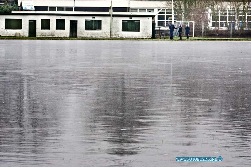 13011405.jpg - FOTOOPDRACHT:Dordrecht:14-01-2013:Dubbeldam de ijsbaan is er al helemaal klaar voor, ze hopen met nog een paar nachtjes vorst, vele schaatsers te kunnen laten genieten van eindelijk ijs.Deze digitale foto blijft eigendom van FOTOPERSBURO BUSINK. Wij hanteren de voorwaarden van het N.V.F. en N.V.J. Gebruik van deze foto impliceert dat u bekend bent  en akkoord gaat met deze voorwaarden bij publicatie.EB/ETIENNE BUSINK