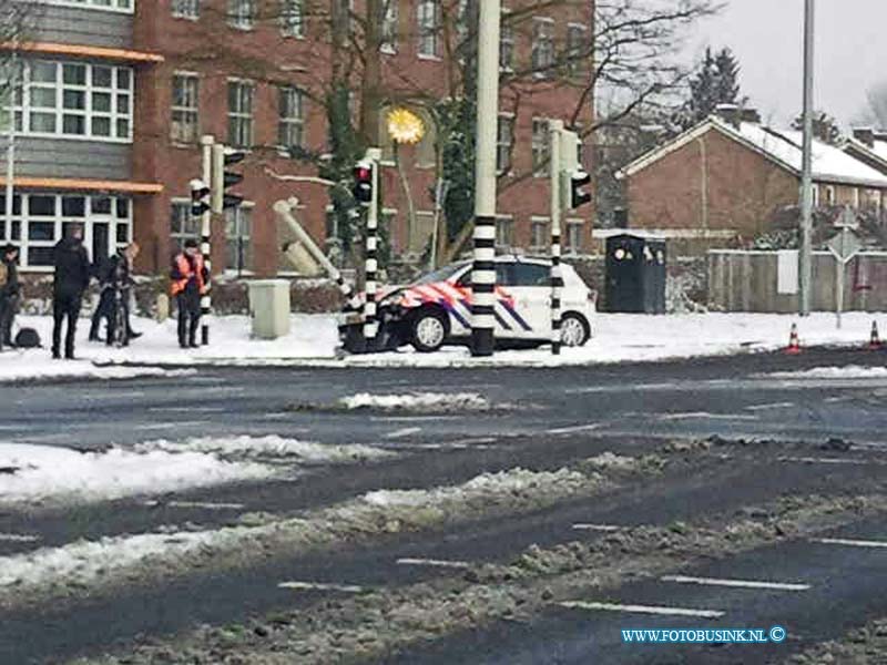 13011503.jpg - FOTOOPDRACHT:Dordrecht:15-01-2013:Politie totallos door gladheid op de kruising Laan de VN / KrispijnsewegDeze digitale foto blijft eigendom van FOTOPERSBURO BUSINK. Wij hanteren de voorwaarden van het N.V.F. en N.V.J. Gebruik van deze foto impliceert dat u bekend bent  en akkoord gaat met deze voorwaarden bij publicatie.EB/ETIENNE BUSINK