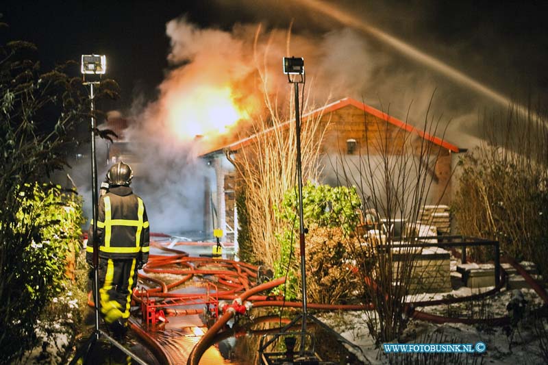 13011901.jpg - FOTOOPDRACHT:Hardingsveld - Giessendam:19-01-2013:Bij een grote brand in een schuur met daar in onder andere een auto en caravan en een motor aan de PARALLELWEG 34, heeft de brandweer veel moeite gehad om de brand te blussen, van schuur en inhoud is dan ook vrijwel niets over.Deze digitale foto blijft eigendom van FOTOPERSBURO BUSINK. Wij hanteren de voorwaarden van het N.V.F. en N.V.J. Gebruik van deze foto impliceert dat u bekend bent  en akkoord gaat met deze voorwaarden bij publicatie.EB/ETIENNE BUSINK