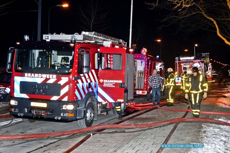 13011903.jpg - FOTOOPDRACHT:Hardingsveld - Giessendam:19-01-2013:Bij een grote brand in een schuur met daar in onder andere een auto en caravan en een motor aan de PARALLELWEG 34, heeft de brandweer veel moeite gehad om de brand te blussen, van schuur en inhoud is dan ook vrijwel niets over.Deze digitale foto blijft eigendom van FOTOPERSBURO BUSINK. Wij hanteren de voorwaarden van het N.V.F. en N.V.J. Gebruik van deze foto impliceert dat u bekend bent  en akkoord gaat met deze voorwaarden bij publicatie.EB/ETIENNE BUSINK