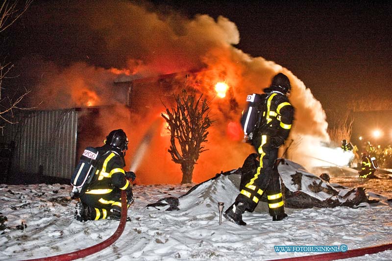 13011904.jpg - FOTOOPDRACHT:Hardingsveld - Giessendam:19-01-2013:Bij een grote brand in een schuur met daar in onder andere een auto en caravan en een motor aan de PARALLELWEG 34, heeft de brandweer veel moeite gehad om de brand te blussen, van schuur en inhoud is dan ook vrijwel niets over.Deze digitale foto blijft eigendom van FOTOPERSBURO BUSINK. Wij hanteren de voorwaarden van het N.V.F. en N.V.J. Gebruik van deze foto impliceert dat u bekend bent  en akkoord gaat met deze voorwaarden bij publicatie.EB/ETIENNE BUSINK