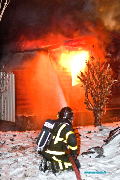 13011905.jpg - FOTOOPDRACHT:Hardingsveld - Giessendam:19-01-2013:Bij een grote brand in een schuur met daar in onder andere een auto en caravan en een motor aan de PARALLELWEG 34, heeft de brandweer veel moeite gehad om de brand te blussen, van schuur en inhoud is dan ook vrijwel niets over.Deze digitale foto blijft eigendom van FOTOPERSBURO BUSINK. Wij hanteren de voorwaarden van het N.V.F. en N.V.J. Gebruik van deze foto impliceert dat u bekend bent  en akkoord gaat met deze voorwaarden bij publicatie.EB/ETIENNE BUSINK