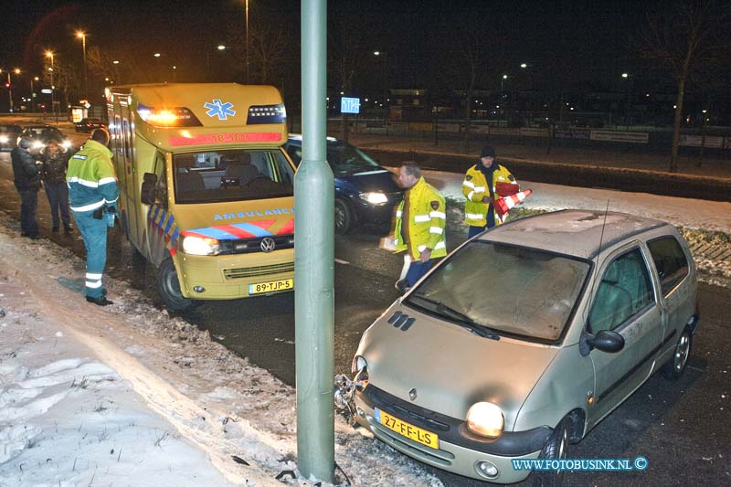 13012401.jpg - FOTOOPDRACHT:Dordrecht:24-01-2013:Rond 22,00 uur vanavond is een auto op de recklinghauseweg om een lantarenpaal gegleden door dat het nog steeds verraderlijke gladheid is op de wegen. De bestuurder of ster raakt lichtgewond en werd door het ambulance personeel nagekeken, een takelwagen moest de auto afslepen.Deze digitale foto blijft eigendom van FOTOPERSBURO BUSINK. Wij hanteren de voorwaarden van het N.V.F. en N.V.J. Gebruik van deze foto impliceert dat u bekend bent  en akkoord gaat met deze voorwaarden bij publicatie.EB/ETIENNE BUSINK