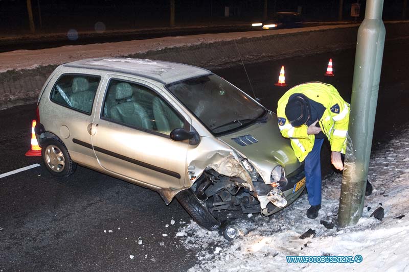 13012402.jpg - FOTOOPDRACHT:Dordrecht:24-01-2013:Rond 22,00 uur vanavond is een auto op de recklinghauseweg om een lantarenpaal gegleden door dat het nog steeds verraderlijke gladheid is op de wegen. De bestuurder of ster raakt lichtgewond en werd door het ambulance personeel nagekeken, een takelwagen moest de auto afslepen.Deze digitale foto blijft eigendom van FOTOPERSBURO BUSINK. Wij hanteren de voorwaarden van het N.V.F. en N.V.J. Gebruik van deze foto impliceert dat u bekend bent  en akkoord gaat met deze voorwaarden bij publicatie.EB/ETIENNE BUSINK