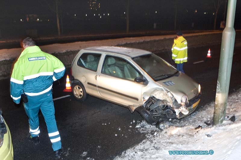 13012403.jpg - FOTOOPDRACHT:Dordrecht:24-01-2013:Rond 22,00 uur vanavond is een auto op de recklinghauseweg om een lantarenpaal gegleden door dat het nog steeds verraderlijke gladheid is op de wegen. De bestuurder of ster raakt lichtgewond en werd door het ambulance personeel nagekeken, een takelwagen moest de auto afslepen.Deze digitale foto blijft eigendom van FOTOPERSBURO BUSINK. Wij hanteren de voorwaarden van het N.V.F. en N.V.J. Gebruik van deze foto impliceert dat u bekend bent  en akkoord gaat met deze voorwaarden bij publicatie.EB/ETIENNE BUSINK