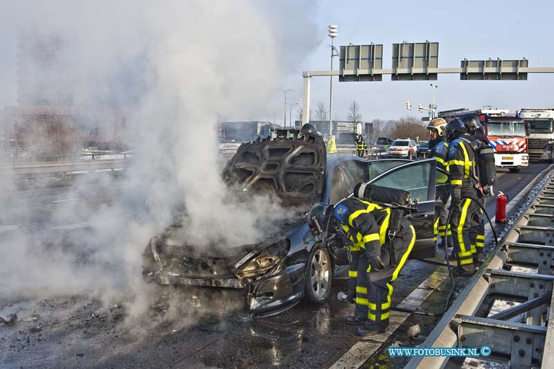 13012502.jpg - FOTOOPDRACHT:Dordrecht:25-01-2013:Heden middag rond 14.00 uur is een auto in brand gelogen op de Rondweg n3 ter hoogte van de RWA16. De bestuurder kon ongedeerd uit zijn auto komen maar, de auto brand voor het grootste gedeelte uit. De brand probeerde de auto te blussen maar de rbrand zat bij het motor gdeeelte onder de motorkap, en was lastig te bereiken. Er onstond op de Rondweg n3 door dat 3 rijbanen waren geblokeerd een lange file van uit Papendrecht naar de RWA16.Deze digitale foto blijft eigendom van FOTOPERSBURO BUSINK. Wij hanteren de voorwaarden van het N.V.F. en N.V.J. Gebruik van deze foto impliceert dat u bekend bent  en akkoord gaat met deze voorwaarden bij publicatie.EB/ETIENNE BUSINK