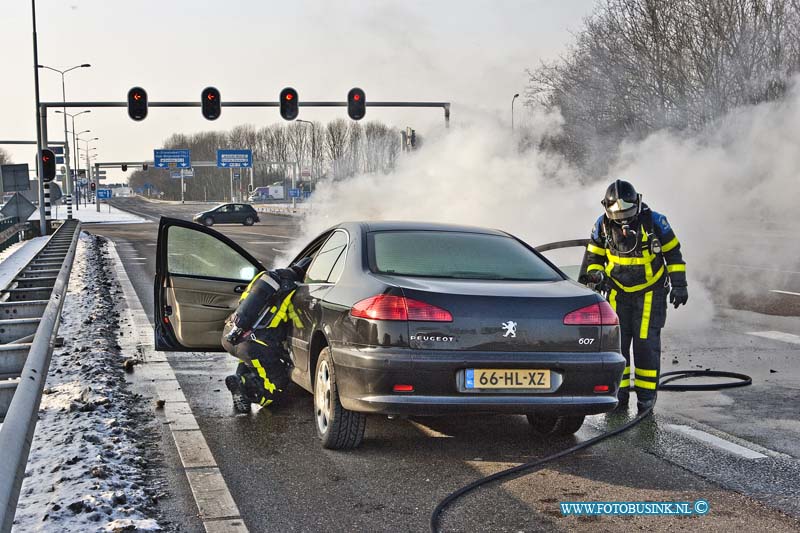 13012503.jpg - FOTOOPDRACHT:Dordrecht:25-01-2013:Heden middag rond 14.00 uur is een auto in brand gelogen op de Rondweg n3 ter hoogte van de RWA16. De bestuurder kon ongedeerd uit zijn auto komen maar, de auto brand voor het grootste gedeelte uit. De brand probeerde de auto te blussen maar de rbrand zat bij het motor gdeeelte onder de motorkap, en was lastig te bereiken. Er onstond op de Rondweg n3 door dat 3 rijbanen waren geblokeerd een lange file van uit Papendrecht naar de RWA16.Deze digitale foto blijft eigendom van FOTOPERSBURO BUSINK. Wij hanteren de voorwaarden van het N.V.F. en N.V.J. Gebruik van deze foto impliceert dat u bekend bent  en akkoord gaat met deze voorwaarden bij publicatie.EB/ETIENNE BUSINK