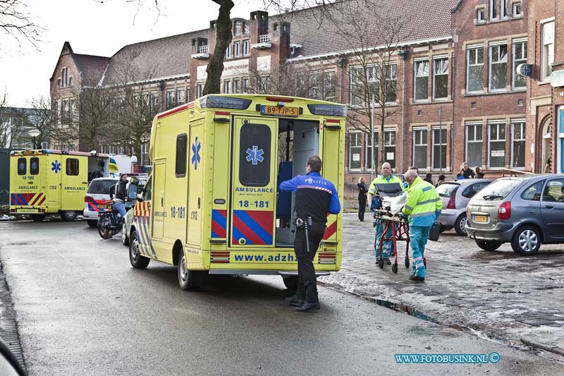 13012801.jpg - FOTOOPDRACHT:Dordrecht:28-01-2013:In de apotheek mediq aan de oranjepark nr 9 dordt is een baby onwel geworden er waren 2 ambulance en een trauma helikopter met een arts aanwezig, de baby en vader met het andere kind en trauma arts van de helikopter zijn samen naar het zieken huis vervoerd onder begeleiding van een politie. Deze digitale foto blijft eigendom van FOTOPERSBURO BUSINK. Wij hanteren de voorwaarden van het N.V.F. en N.V.J. Gebruik van deze foto impliceert dat u bekend bent  en akkoord gaat met deze voorwaarden bij publicatie.EB/ETIENNE BUSINK