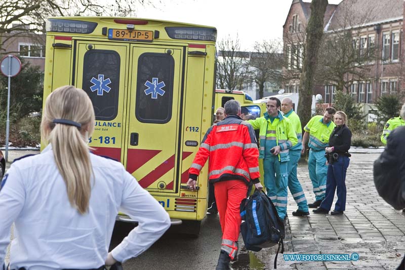 13012802.jpg - FOTOOPDRACHT:Dordrecht:28-01-2013:In de apotheek mediq aan de oranjepark nr 9 dordt is een baby onwel geworden er waren 2 ambulance en een trauma helikopter met een arts aanwezig, de baby en vader met het andere kind en trauma arts van de helikopter zijn samen naar het zieken huis vervoerd onder begeleiding van een politie. Deze digitale foto blijft eigendom van FOTOPERSBURO BUSINK. Wij hanteren de voorwaarden van het N.V.F. en N.V.J. Gebruik van deze foto impliceert dat u bekend bent  en akkoord gaat met deze voorwaarden bij publicatie.EB/ETIENNE BUSINK