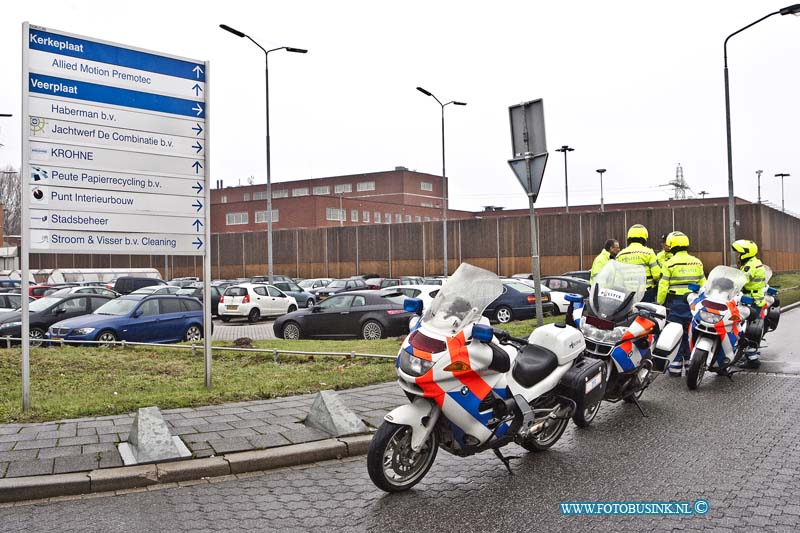 13012903.jpg - FOTOOPDRACHT:Dordrecht:29-01-2013:De politie en Openbaar Ministerie heeft een inval gedaan bij het recyclingbedrijf Peute papier aan de Baanhoekweg 4 in Dordrecht. Het bedrijf dat papier en plastic recyclet, wordt verdacht van fraude en illegale afvaltransporten. De toegangswegen zijn afgelsoten door poltie motoren. Er is een groot team van mensen bezig de panden en terreinen te door zoeken. Het vermoeden bestaat dat het bedijf in 2011 en 2012 enkele miljoenen euro's met de fraude heeft verdiend. Er is beslag gelegd op de administratie, bedrijfspanden, een papierpers, luxe auto's en vorkheftrucks. Ook ivm deze zaak wordt er in rotterdam bij een groothandel in afval- en gerecyclede producten gezocht.Deze digitale foto blijft eigendom van FOTOPERSBURO BUSINK. Wij hanteren de voorwaarden van het N.V.F. en N.V.J. Gebruik van deze foto impliceert dat u bekend bent  en akkoord gaat met deze voorwaarden bij publicatie.EB/ETIENNE BUSINK