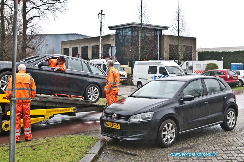 13012904.jpg - FOTOOPDRACHT:Dordrecht:29-01-2013:De politie en Openbaar Ministerie heeft een inval gedaan bij het recyclingbedrijf Peute papier aan de Baanhoekweg 4 in Dordrecht. Het bedrijf dat papier en plastic recyclet, wordt verdacht van fraude en illegale afvaltransporten. De toegangswegen zijn afgelsoten door poltie motoren. Er is een groot team van mensen bezig de panden en terreinen te door zoeken. Het vermoeden bestaat dat het bedijf in 2011 en 2012 enkele miljoenen euro's met de fraude heeft verdiend. Er is beslag gelegd op de administratie, bedrijfspanden, een papierpers, luxe auto's en vorkheftrucks. Ook ivm deze zaak wordt er in rotterdam bij een groothandel in afval- en gerecyclede producten gezocht.Deze digitale foto blijft eigendom van FOTOPERSBURO BUSINK. Wij hanteren de voorwaarden van het N.V.F. en N.V.J. Gebruik van deze foto impliceert dat u bekend bent  en akkoord gaat met deze voorwaarden bij publicatie.EB/ETIENNE BUSINK