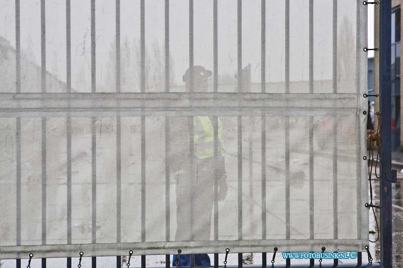 13012905.jpg - FOTOOPDRACHT:Dordrecht:29-01-2013:De politie en Openbaar Ministerie heeft een inval gedaan bij het recyclingbedrijf Peute papier aan de Baanhoekweg 4 in Dordrecht. Het bedrijf dat papier en plastic recyclet, wordt verdacht van fraude en illegale afvaltransporten. De toegangswegen zijn afgelsoten door poltie motoren. Er is een groot team van mensen bezig de panden en terreinen te door zoeken. Het vermoeden bestaat dat het bedijf in 2011 en 2012 enkele miljoenen euro's met de fraude heeft verdiend. Er is beslag gelegd op de administratie, bedrijfspanden, een papierpers, luxe auto's en vorkheftrucks. Ook ivm deze zaak wordt er in rotterdam bij een groothandel in afval- en gerecyclede producten gezocht.Deze digitale foto blijft eigendom van FOTOPERSBURO BUSINK. Wij hanteren de voorwaarden van het N.V.F. en N.V.J. Gebruik van deze foto impliceert dat u bekend bent  en akkoord gaat met deze voorwaarden bij publicatie.EB/ETIENNE BUSINK