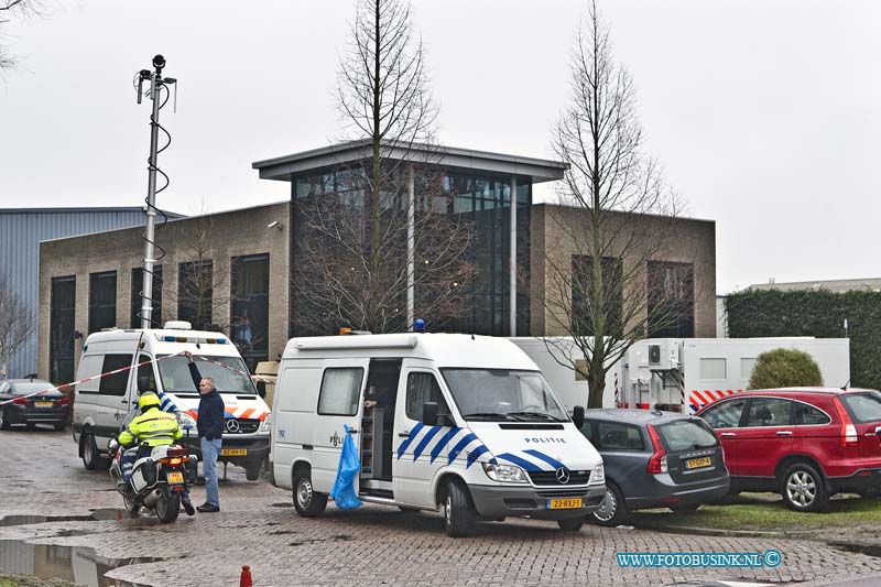 13012906.jpg - FOTOOPDRACHT:Dordrecht:29-01-2013:De politie en Openbaar Ministerie heeft een inval gedaan bij het recyclingbedrijf Peute papier aan de Baanhoekweg 4 in Dordrecht. Het bedrijf dat papier en plastic recyclet, wordt verdacht van fraude en illegale afvaltransporten. De toegangswegen zijn afgelsoten door poltie motoren. Er is een groot team van mensen bezig de panden en terreinen te door zoeken. Het vermoeden bestaat dat het bedijf in 2011 en 2012 enkele miljoenen euro's met de fraude heeft verdiend. Er is beslag gelegd op de administratie, bedrijfspanden, een papierpers, luxe auto's en vorkheftrucks. Ook ivm deze zaak wordt er in rotterdam bij een groothandel in afval- en gerecyclede producten gezocht.Deze digitale foto blijft eigendom van FOTOPERSBURO BUSINK. Wij hanteren de voorwaarden van het N.V.F. en N.V.J. Gebruik van deze foto impliceert dat u bekend bent  en akkoord gaat met deze voorwaarden bij publicatie.EB/ETIENNE BUSINK