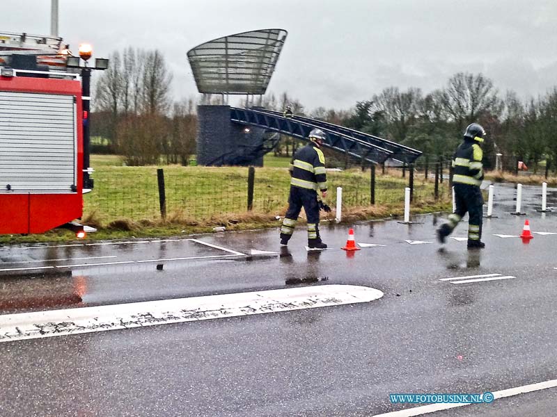 13013001.jpg - FOTOOPDRACHT:Hendrik Ido Ambacht:30-01-2013:Een korte brand in de vluchtschacht van de Sophia spoortunnel aan De Veersedijk heeft de brandweer geblust de politie stelt een kort onderzoek in naar de toedracht.Deze digitale foto blijft eigendom van FOTOPERSBURO BUSINK. Wij hanteren de voorwaarden van het N.V.F. en N.V.J. Gebruik van deze foto impliceert dat u bekend bent  en akkoord gaat met deze voorwaarden bij publicatie.EB/ETIENNE BUSINK