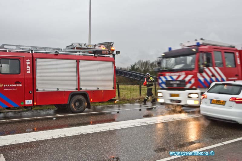 13013002.jpg - FOTOOPDRACHT:Hendrik Ido Ambacht:30-01-2013:Een korte brand in de vluchtschacht van de Sophia spoortunnel aan De Veersedijk heeft de brandweer geblust de politie stelt een kort onderzoek in naar de toedracht.Deze digitale foto blijft eigendom van FOTOPERSBURO BUSINK. Wij hanteren de voorwaarden van het N.V.F. en N.V.J. Gebruik van deze foto impliceert dat u bekend bent  en akkoord gaat met deze voorwaarden bij publicatie.EB/ETIENNE BUSINK