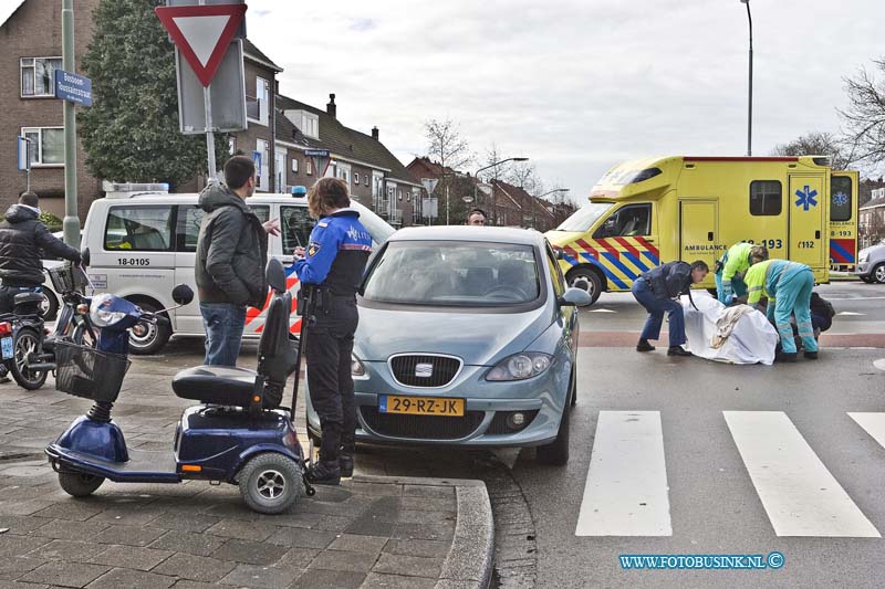 13013003.jpg - FOTOOPDRACHT:Dordrecht:30-01-2013:Man in scoot mobiel op zeebrapad brouwersdijk / bosboom tousaintstraat aangereden. De man word voor onderzoek  naar ziekehuis vervoerd.Deze digitale foto blijft eigendom van FOTOPERSBURO BUSINK. Wij hanteren de voorwaarden van het N.V.F. en N.V.J. Gebruik van deze foto impliceert dat u bekend bent  en akkoord gaat met deze voorwaarden bij publicatie.EB/ETIENNE BUSINK