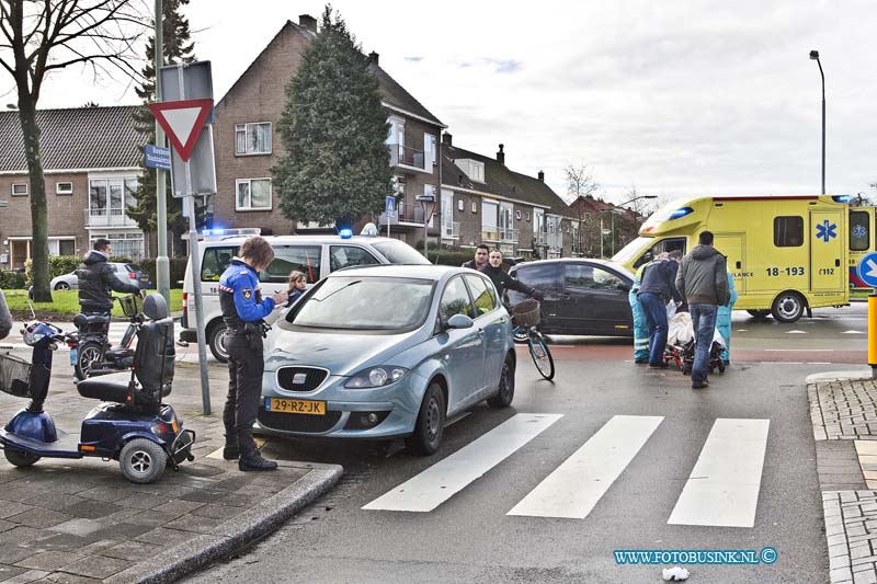 13013004.jpg - FOTOOPDRACHT:Dordrecht:30-01-2013:Man in scoot mobiel op zeebrapad brouwersdijk / bosboom tousaintstraat aangereden. De man word voor onderzoek  naar ziekehuis vervoerd.Deze digitale foto blijft eigendom van FOTOPERSBURO BUSINK. Wij hanteren de voorwaarden van het N.V.F. en N.V.J. Gebruik van deze foto impliceert dat u bekend bent  en akkoord gaat met deze voorwaarden bij publicatie.EB/ETIENNE BUSINK