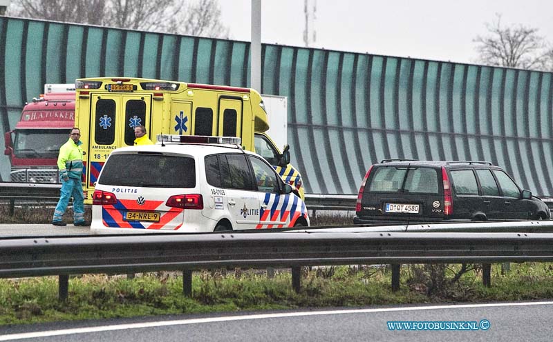 13020101.jpg - FOTOOPDRACHT:Dordrecht:01-02-2013:Bij een kop / staart aanrijding op de A16 Dordrecht -Breda net uit de meest linker tunnelbanen, raakte 1 persoon  gewond. De Politie sloot de 2 linkse rijbanen gelijk af voor al het verkeer. Net voor de tunnnelbuis aan de zijde van Zwijndrecht ontstond hierdoor ook een kop / staart aanrijidng emt 3 auto's, hierbij vielen geen gewonde. door de afsluiting van de 2 rijbanen onstond een lange file.Deze digitale foto blijft eigendom van FOTOPERSBURO BUSINK. Wij hanteren de voorwaarden van het N.V.F. en N.V.J. Gebruik van deze foto impliceert dat u bekend bent  en akkoord gaat met deze voorwaarden bij publicatie.EB/ETIENNE BUSINK