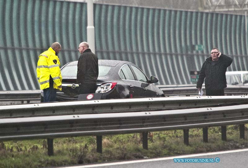 13020102.jpg - FOTOOPDRACHT:Dordrecht:01-02-2013:Bij een kop / staart aanrijding op de A16 Dordrecht -Breda net uit de meest linker tunnelbanen, raakte 1 persoon  gewond. De Politie sloot de 2 linkse rijbanen gelijk af voor al het verkeer. Net voor de tunnnelbuis aan de zijde van Zwijndrecht ontstond hierdoor ook een kop / staart aanrijidng emt 3 auto's, hierbij vielen geen gewonde. door de afsluiting van de 2 rijbanen onstond een lange file.Deze digitale foto blijft eigendom van FOTOPERSBURO BUSINK. Wij hanteren de voorwaarden van het N.V.F. en N.V.J. Gebruik van deze foto impliceert dat u bekend bent  en akkoord gaat met deze voorwaarden bij publicatie.EB/ETIENNE BUSINK