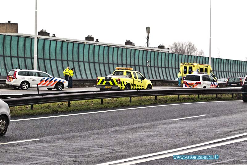 13020103.jpg - FOTOOPDRACHT:Dordrecht:01-02-2013:Bij een kop / staart aanrijding op de A16 Dordrecht -Breda net uit de meest linker tunnelbanen, raakte 1 persoon  gewond. De Politie sloot de 2 linkse rijbanen gelijk af voor al het verkeer. Net voor de tunnnelbuis aan de zijde van Zwijndrecht ontstond hierdoor ook een kop / staart aanrijidng emt 3 auto's, hierbij vielen geen gewonde. door de afsluiting van de 2 rijbanen onstond een lange file.Deze digitale foto blijft eigendom van FOTOPERSBURO BUSINK. Wij hanteren de voorwaarden van het N.V.F. en N.V.J. Gebruik van deze foto impliceert dat u bekend bent  en akkoord gaat met deze voorwaarden bij publicatie.EB/ETIENNE BUSINK