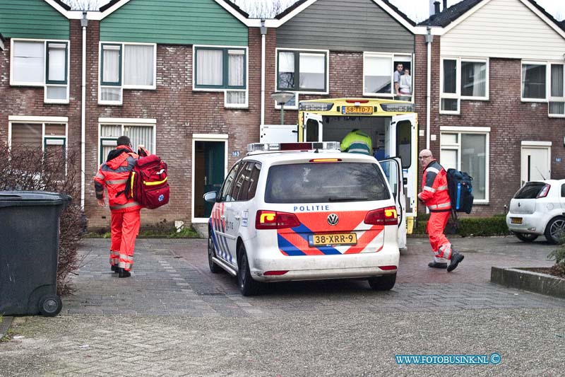 13020201.jpg - FOTOOPDRACHT:Dordrecht:02-02-2013:Cannenburg Traumaheli team assisteert bij onwel persoon.Deze digitale foto blijft eigendom van FOTOPERSBURO BUSINK. Wij hanteren de voorwaarden van het N.V.F. en N.V.J. Gebruik van deze foto impliceert dat u bekend bent  en akkoord gaat met deze voorwaarden bij publicatie.EB/ETIENNE BUSINK