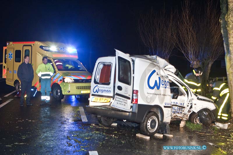 13020501.jpg - FOTOOPDRACHT:Streefkerk:05-02-2013:Op de middenpolderweg is van morgen een auto van de weg geraakt en tegen een boom toto stilstand gekomen. De bestuurder werd door de brandweer uit zijn voertuig gehaald en het Trauma heli team verleende bijstand aan de 2 ambulances. Over de toedracht van het ongeval is nog weinig bekend. De weg is afgesloten voor het vereer en de onderzoekdienst dienst van de politie gaat een onderzoek instellen. Deze digitale foto blijft eigendom van FOTOPERSBURO BUSINK. Wij hanteren de voorwaarden van het N.V.F. en N.V.J. Gebruik van deze foto impliceert dat u bekend bent  en akkoord gaat met deze voorwaarden bij publicatie.EB/ETIENNE BUSINK