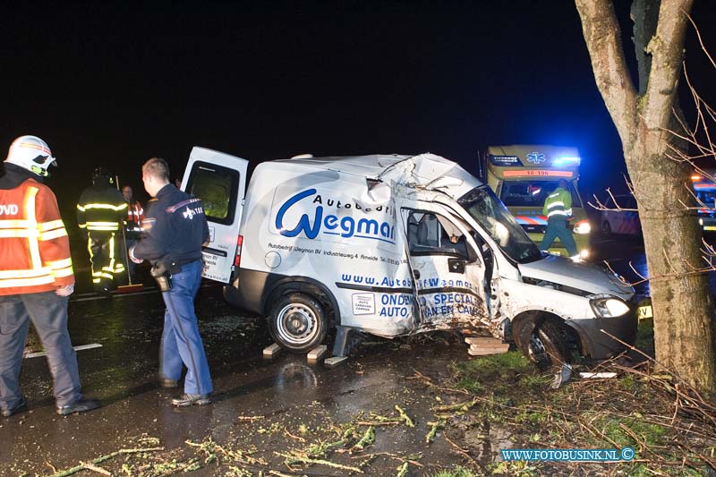 13020502.jpg - FOTOOPDRACHT:Streefkerk:05-02-2013:Op de middenpolderweg is van morgen een auto van de weg geraakt en tegen een boom toto stilstand gekomen. De bestuurder werd door de brandweer uit zijn voertuig gehaald en het Trauma heli team verleende bijstand aan de 2 ambulances. Over de toedracht van het ongeval is nog weinig bekend. De weg is afgesloten voor het vereer en de onderzoekdienst dienst van de politie gaat een onderzoek instellen. Deze digitale foto blijft eigendom van FOTOPERSBURO BUSINK. Wij hanteren de voorwaarden van het N.V.F. en N.V.J. Gebruik van deze foto impliceert dat u bekend bent  en akkoord gaat met deze voorwaarden bij publicatie.EB/ETIENNE BUSINK