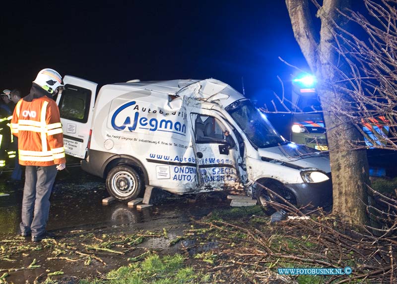 13020503.jpg - FOTOOPDRACHT:Streefkerk:05-02-2013:Op de middenpolderweg is van morgen een auto van de weg geraakt en tegen een boom toto stilstand gekomen. De bestuurder werd door de brandweer uit zijn voertuig gehaald en het Trauma heli team verleende bijstand aan de 2 ambulances. Over de toedracht van het ongeval is nog weinig bekend. De weg is afgesloten voor het vereer en de onderzoekdienst dienst van de politie gaat een onderzoek instellen. Deze digitale foto blijft eigendom van FOTOPERSBURO BUSINK. Wij hanteren de voorwaarden van het N.V.F. en N.V.J. Gebruik van deze foto impliceert dat u bekend bent  en akkoord gaat met deze voorwaarden bij publicatie.EB/ETIENNE BUSINK