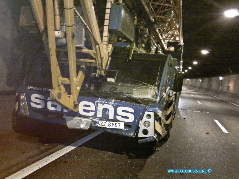 13020602.jpg - FOTOOPDRACHT:Dordrecht/Zwijndrecht:06-02-2013:Bij een  zwaar ongeval in de rechter Drechttunnel buis Rotterdam / Breda A16 zijn 3 personen auto en een kraanwagen zwaar beschadigd geraakt en 1 gewonde die bekneld zat in het voertuig. De brandweer moest het dak van de auto af knippen om de gewonde uit het voertuig te krijgen. Over de toedracht van het ongeval is nog weinig bekend het verkeer reed langzaam. De ongevallen dienst van de Politie stelt een onderzoek in.Deze digitale foto blijft eigendom van FOTOPERSBURO BUSINK. Wij hanteren de voorwaarden van het N.V.F. en N.V.J. Gebruik van deze foto impliceert dat u bekend bent  en akkoord gaat met deze voorwaarden bij publicatie.EB/ETIENNE BUSINK