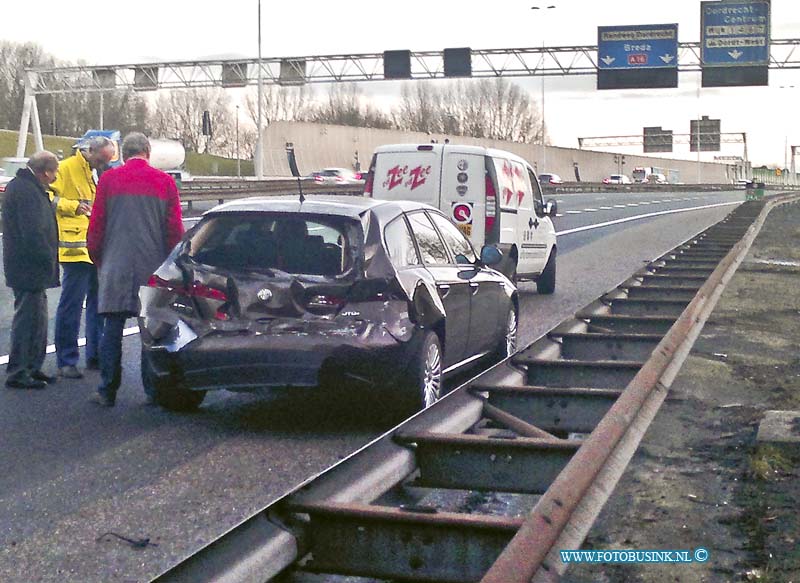 13020603.jpg - FOTOOPDRACHT:Dordrecht/Zwijndrecht:06-02-2013:Bij een  zwaar ongeval in de rechter Drechttunnel buis Rotterdam / Breda A16 zijn 3 personen auto en een kraanwagen zwaar beschadigd geraakt en 1 gewonde die bekneld zat in het voertuig. De brandweer moest het dak van de auto af knippen om de gewonde uit het voertuig te krijgen. Over de toedracht van het ongeval is nog weinig bekend het verkeer reed langzaam. De ongevallen dienst van de Politie stelt een onderzoek in.Deze digitale foto blijft eigendom van FOTOPERSBURO BUSINK. Wij hanteren de voorwaarden van het N.V.F. en N.V.J. Gebruik van deze foto impliceert dat u bekend bent  en akkoord gaat met deze voorwaarden bij publicatie.EB/ETIENNE BUSINK