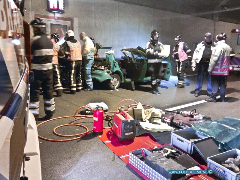 13020605.jpg - FOTOOPDRACHT:Dordrecht/Zwijndrecht:06-02-2013:Bij een  zwaar ongeval in de rechter Drechttunnel buis Rotterdam / Breda A16 zijn 3 personen auto en een kraanwagen zwaar beschadigd geraakt en 1 gewonde die bekneld zat in het voertuig. De brandweer moest het dak van de auto af knippen om de gewonde uit het voertuig te krijgen. Over de toedracht van het ongeval is nog weinig bekend het verkeer reed langzaam. De ongevallen dienst van de Politie stelt een onderzoek in.Deze digitale foto blijft eigendom van FOTOPERSBURO BUSINK. Wij hanteren de voorwaarden van het N.V.F. en N.V.J. Gebruik van deze foto impliceert dat u bekend bent  en akkoord gaat met deze voorwaarden bij publicatie.EB/ETIENNE BUSINK