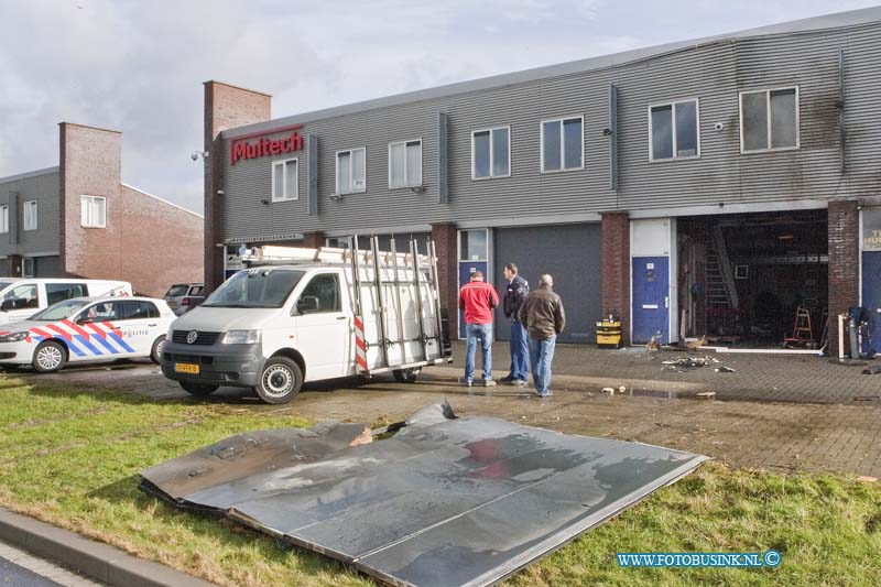 13020702.jpg - FOTOOPDRACHT:Dordrecht:07-02-2013:Donderdagochtend rond 5.15 uur heeft korte tijd brand gewoed in een bedrijfspand aan de Zirkoon in Dordrecht. Daarbij is een harde knal gehoord die kan wijzen op een explosie. De politie doet onderzoek. De brand werd gemeld door iemand die in de omgeving aan het werk was. De brandweer heeft de brand geblust en het pand overgedragen aan de politie voor onderzoek. Brandstichting wordt daarbij niet uitgesloten. De Forensische Opsporing bekijkt het pand op mogelijke sporen. Ook zou de politie graag in contact komen met getuigen die in de nacht iets verdachts hebben gezien of informatie hebben die van belang zou kunnen zijn.Deze digitale foto blijft eigendom van FOTOPERSBURO BUSINK. Wij hanteren de voorwaarden van het N.V.F. en N.V.J. Gebruik van deze foto impliceert dat u bekend bent  en akkoord gaat met deze voorwaarden bij publicatie.EB/ETIENNE BUSINK