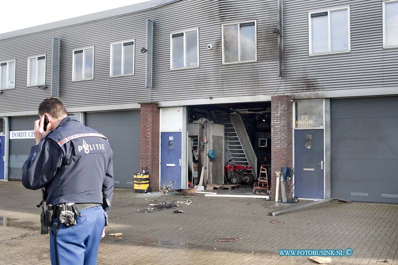 13020704.jpg - FOTOOPDRACHT:Dordrecht:07-02-2013:Donderdagochtend rond 5.15 uur heeft korte tijd brand gewoed in een bedrijfspand aan de Zirkoon in Dordrecht. Daarbij is een harde knal gehoord die kan wijzen op een explosie. De politie doet onderzoek. De brand werd gemeld door iemand die in de omgeving aan het werk was. De brandweer heeft de brand geblust en het pand overgedragen aan de politie voor onderzoek. Brandstichting wordt daarbij niet uitgesloten. De Forensische Opsporing bekijkt het pand op mogelijke sporen. Ook zou de politie graag in contact komen met getuigen die in de nacht iets verdachts hebben gezien of informatie hebben die van belang zou kunnen zijn.Deze digitale foto blijft eigendom van FOTOPERSBURO BUSINK. Wij hanteren de voorwaarden van het N.V.F. en N.V.J. Gebruik van deze foto impliceert dat u bekend bent  en akkoord gaat met deze voorwaarden bij publicatie.EB/ETIENNE BUSINK