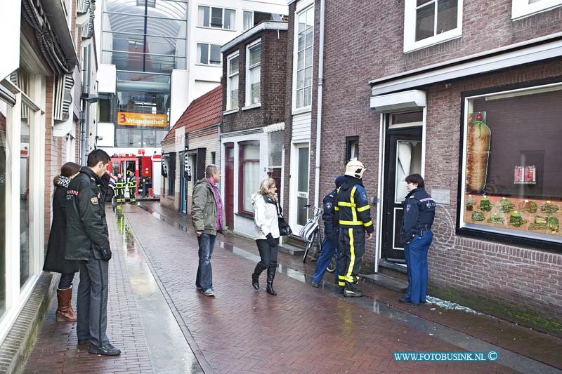 13020706.jpg - FOTOOPDRACHT:Dordrecht:07-02-2013:Bij een brand in een woning boven de winkel aan de Vriessestraat hoek Lindenstraat, bluste de brandweer een in de oven staande maaltijd. De bewoner van het pand was niet thuis en kwam later kijken naar de brand in zijn woning.Deze digitale foto blijft eigendom van FOTOPERSBURO BUSINK. Wij hanteren de voorwaarden van het N.V.F. en N.V.J. Gebruik van deze foto impliceert dat u bekend bent  en akkoord gaat met deze voorwaarden bij publicatie.EB/ETIENNE BUSINK