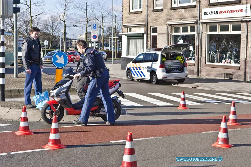 13020801.jpg - FOTOOPDRACHT:Dordrecht:08-02-2013:Bij een eenzijdige aanrijding op de krommedijk hoek transvaalstraat te dordrecht is de  bestuurder van de brommer licht gewond geraakt. De politie stelt onderzoek in naar de toedracht van het ongeval.Deze digitale foto blijft eigendom van FOTOPERSBURO BUSINK. Wij hanteren de voorwaarden van het N.V.F. en N.V.J. Gebruik van deze foto impliceert dat u bekend bent  en akkoord gaat met deze voorwaarden bij publicatie.EB/ETIENNE BUSINK