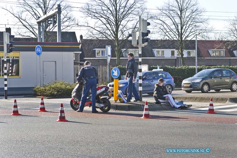 13020802psd.jpg - FOTOOPDRACHT:Dordrecht:08-02-2013:Bij een eenzijdige aanrijding op de krommedijk hoek transvaalstraat te dordrecht is de  bestuurder van de brommer licht gewond geraakt. De politie stelt onderzoek in naar de toedracht van het ongeval.Deze digitale foto blijft eigendom van FOTOPERSBURO BUSINK. Wij hanteren de voorwaarden van het N.V.F. en N.V.J. Gebruik van deze foto impliceert dat u bekend bent  en akkoord gaat met deze voorwaarden bij publicatie.EB/ETIENNE BUSINK