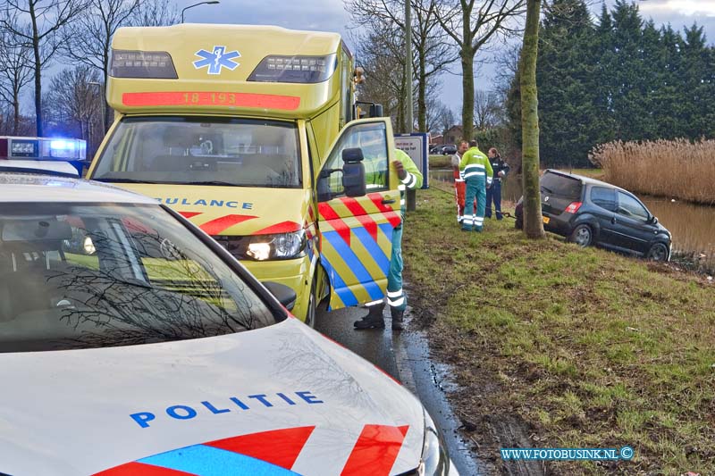 13020803.jpg - FOTOOPDRACHT:Dordrecht:08-02-2013:Bij de Hastingsweg te Dordrecht is een auto te water geraakt de inzittende werd naar het ziekenhuis gebracht met onderkoeling verschijnsel. De Hastingsweg is de verbindingsweg naar de wijk stadspolders wat op dit tijd stip een flinke file opleverd. over de toedracht van het ongval is nog niets bekend, en takelwagen haalde auto weer uit de breede sloot.Deze digitale foto blijft eigendom van FOTOPERSBURO BUSINK. Wij hanteren de voorwaarden van het N.V.F. en N.V.J. Gebruik van deze foto impliceert dat u bekend bent  en akkoord gaat met deze voorwaarden bij publicatie.EB/ETIENNE BUSINK