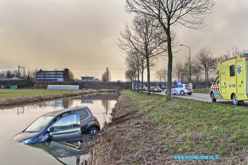 13020804.jpg - FOTOOPDRACHT:Dordrecht:08-02-2013:Bij de Hastingsweg te Dordrecht is een auto te water geraakt de inzittende werd naar het ziekenhuis gebracht met onderkoeling verschijnsel. De Hastingsweg is de verbindingsweg naar de wijk stadspolders wat op dit tijd stip een flinke file opleverd. over de toedracht van het ongval is nog niets bekend, en takelwagen haalde auto weer uit de breede sloot.Deze digitale foto blijft eigendom van FOTOPERSBURO BUSINK. Wij hanteren de voorwaarden van het N.V.F. en N.V.J. Gebruik van deze foto impliceert dat u bekend bent  en akkoord gaat met deze voorwaarden bij publicatie.EB/ETIENNE BUSINK